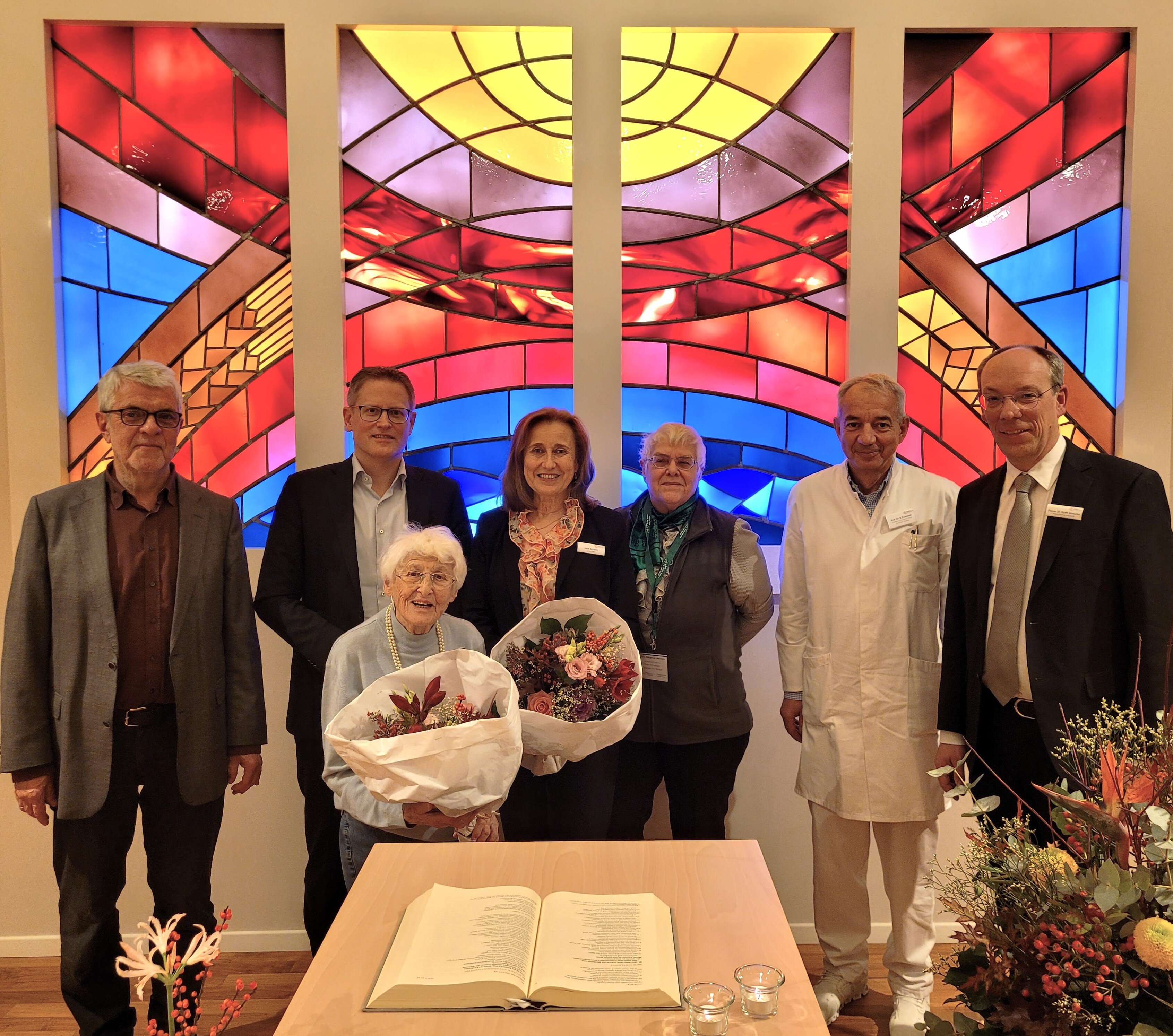 Zu sehen sind (von l. nach r.:) Prälat i. R. Prof. Dr. Traugott Schächtele (Vorsitzender des Kuratoriums), Michael Decker (Vorstandsvorsitzender), Vera Lehmann (Gründerin der Gruppe), Heidi Schrenk (Gruppenleiterin), Doris Bregenzer-Hellmann (Landesbeauftragte des Evangelischen Kranken- und Altenhilfe e. V.), Prof. Dr. Bernhard Rumstadt (Ärztlicher Direktor), Pfarrer Dr. Björn Slenczka (Theologischer Vorstand). Zu sehen sind (von l. nach r.:) Prälat i. R. Prof. Dr. Traugott Schächtele (Vorsitzender des Kuratoriums), Michael Decker (Vorstandsvorsitzender), Vera Lehmann (Gründerin der Gruppe), Heidi Schrenk (Gruppenleiterin), Doris Bregenzer-Hellmann (Landesbeauftragte des Evangelischen Kranken- und Altenhilfe e. V.), Prof. Dr. Bernhard Rumstadt (Ärztlicher Direktor), Pfarrer Dr. Björn Slenczka (Theologischer Vorstand).