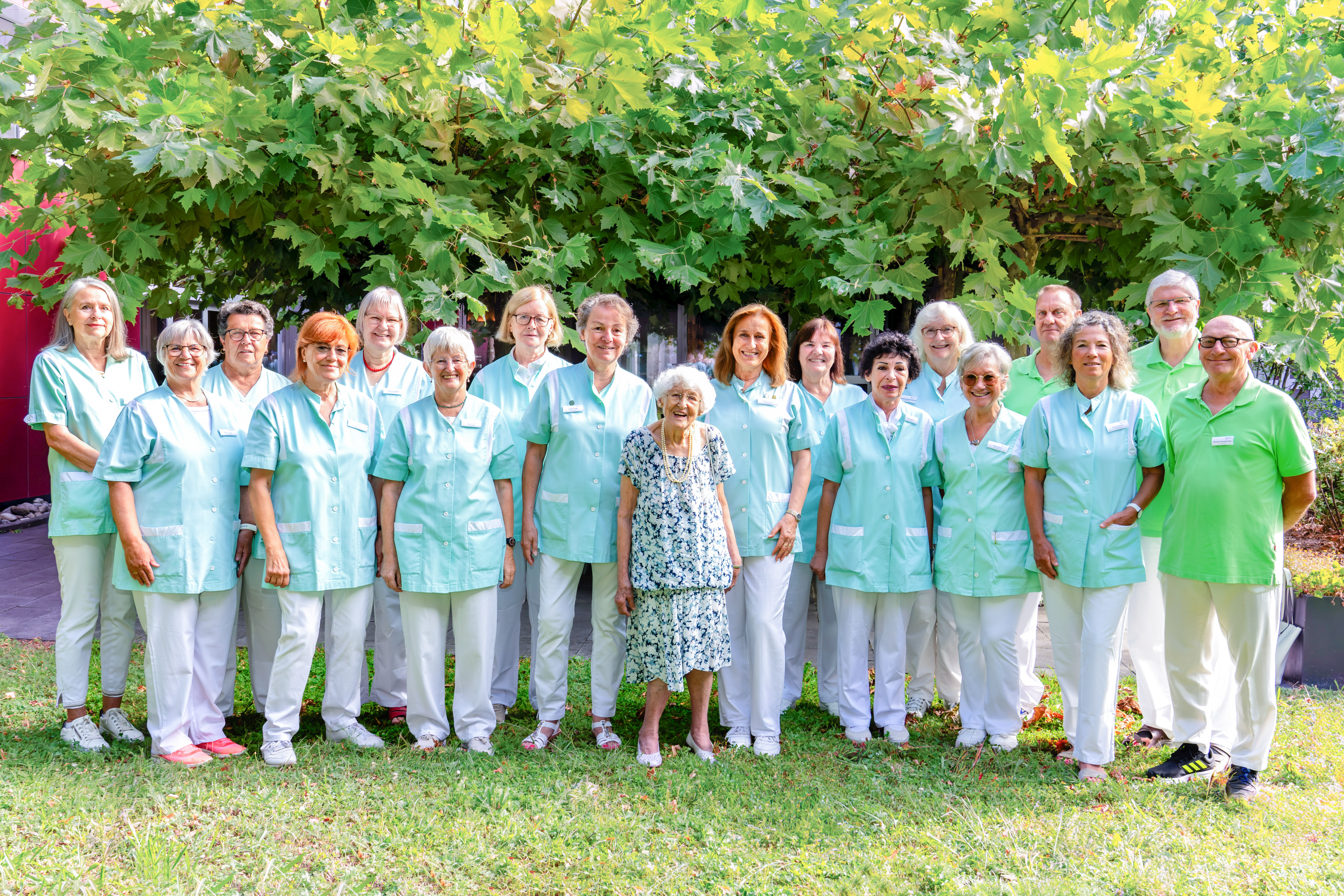 Gruppenfoto der Grünen Damen und Herren im Ev. Diakoniekrankenhaus Gruppenfoto der Grünen Damen und Herren im Ev. Diakoniekrankenhaus